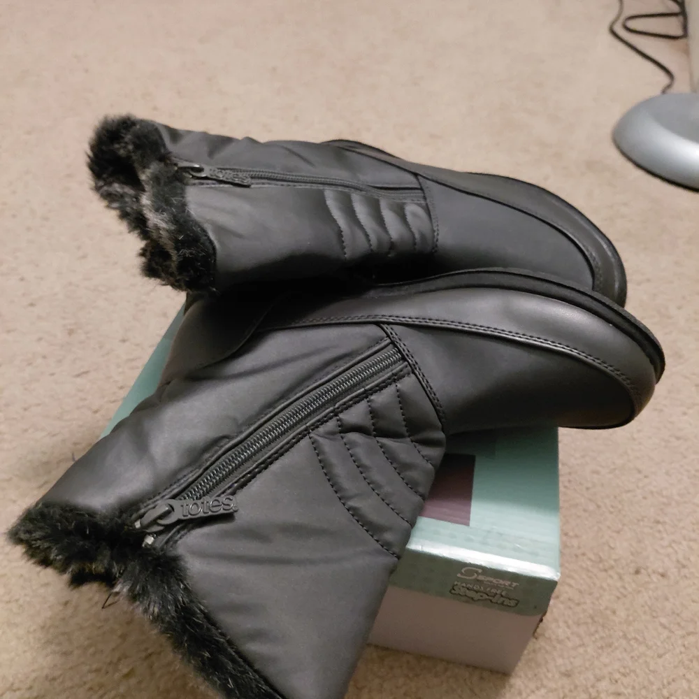 Totes Black Winter Boots with Faux Fur - Picture 2 of 9